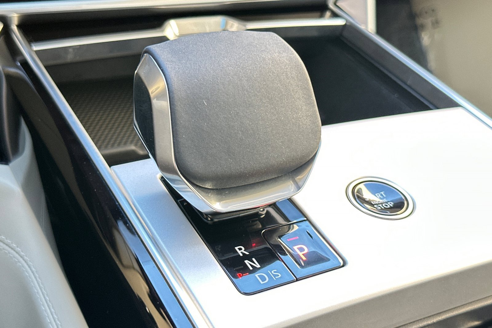 Certified 2024 Land Rover Range Rover SE image 25