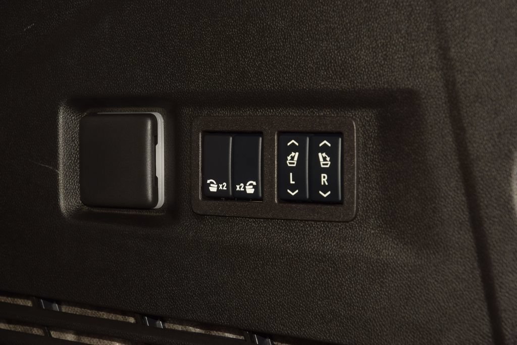 Used 2024 GMC Yukon AT4 AWD/4WD image 28