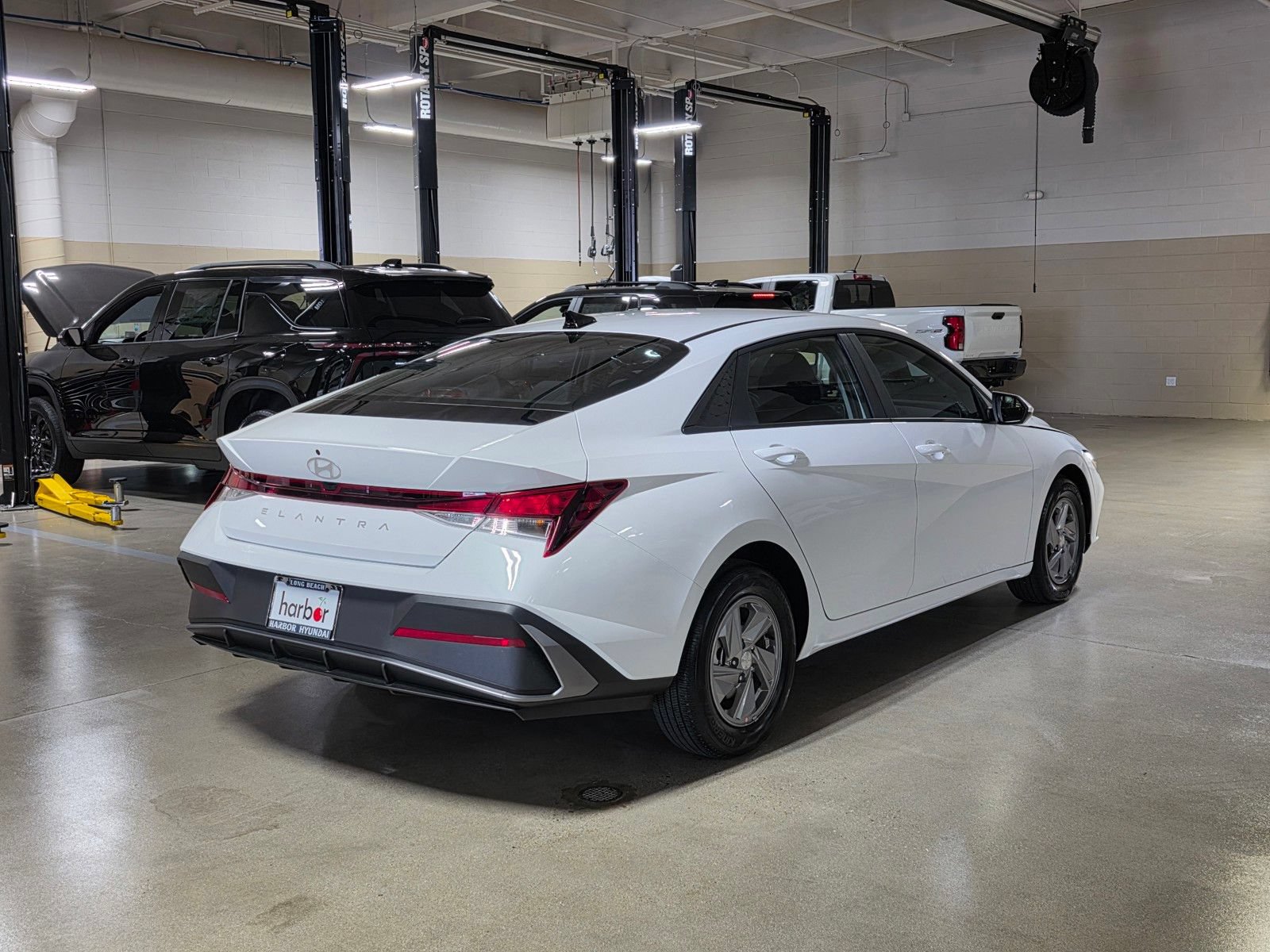 Used 2026 Hyundai Elantra SE FWD image 7