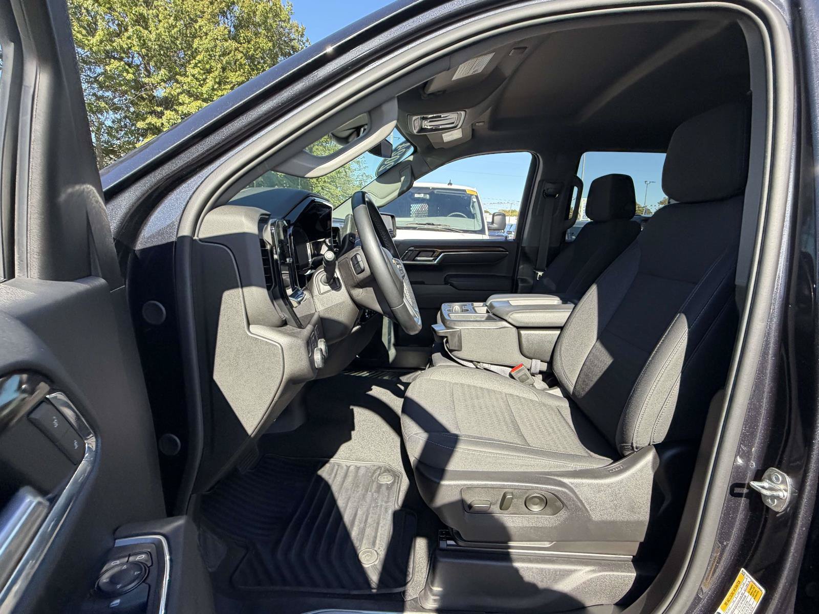 Used 2024 Chevrolet Silverado 1500 LT AWD/4WD image 11