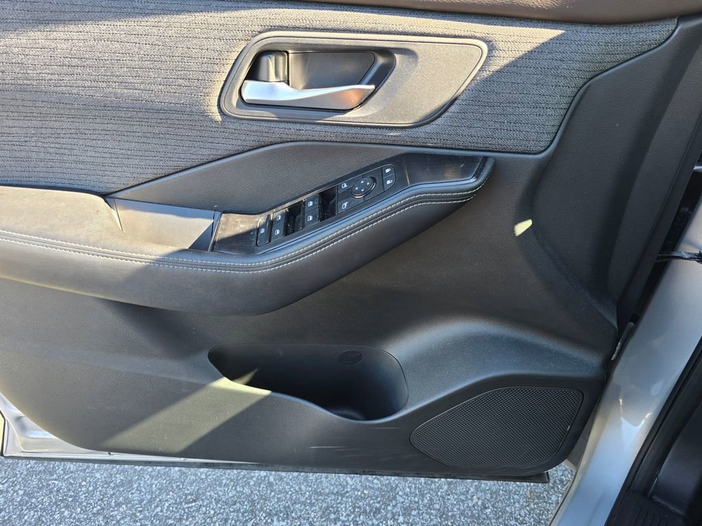 Used 2023 Nissan Rogue SV image 27