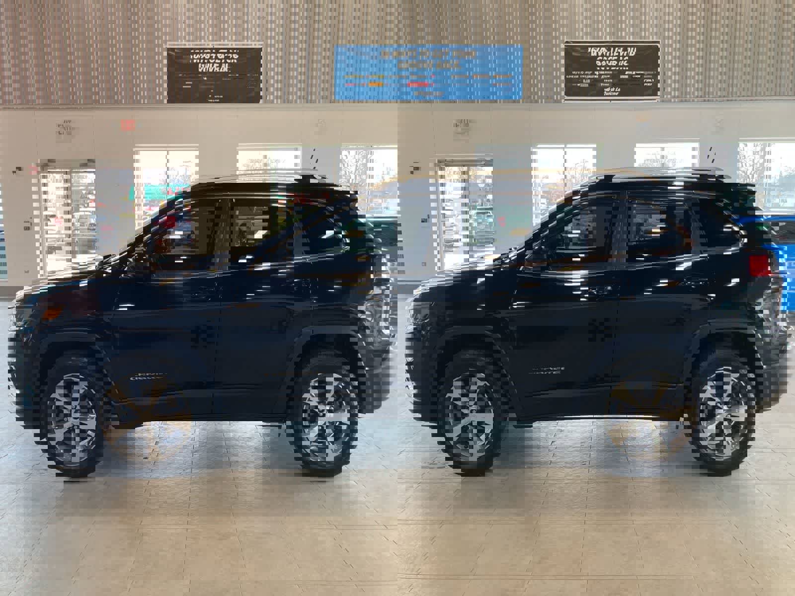 Used 2019 Jeep Cherokee Limited w/ Technology Group image 8