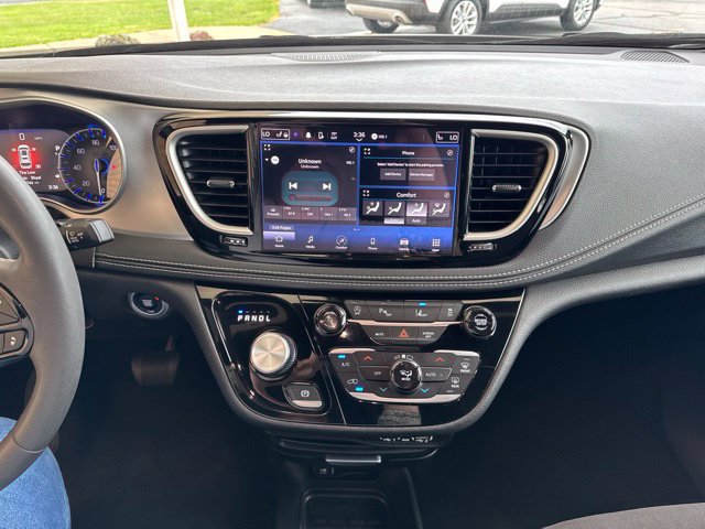 Used 2023 Chrysler Pacifica Touring FWD image 26