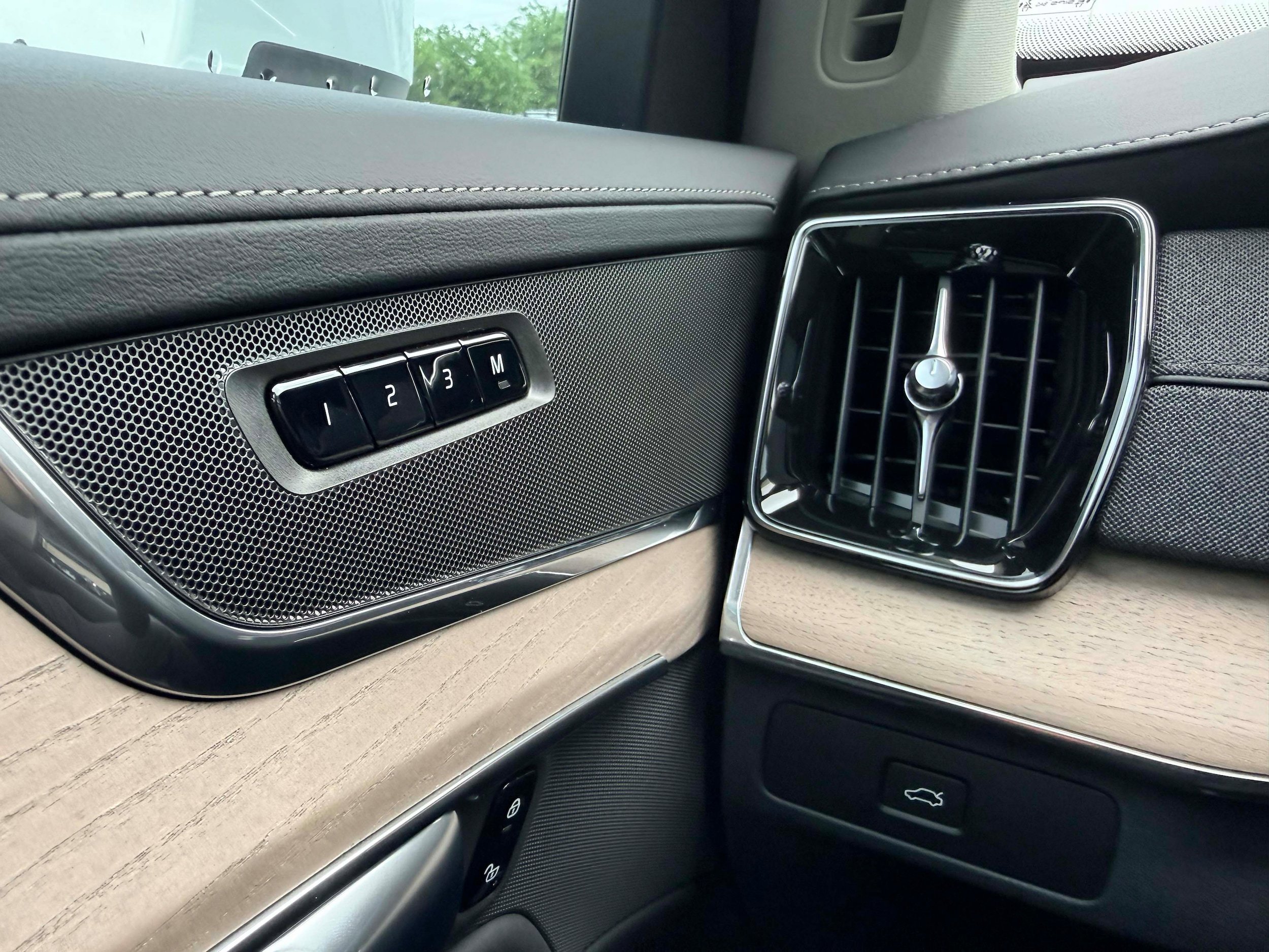 Certified 2025 Volvo XC90 B5 Plus image 19
