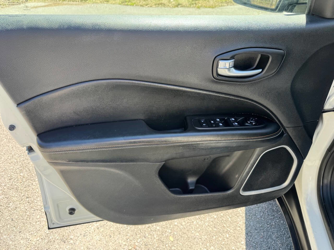 Used 2019 Jeep Compass Latitude image 42