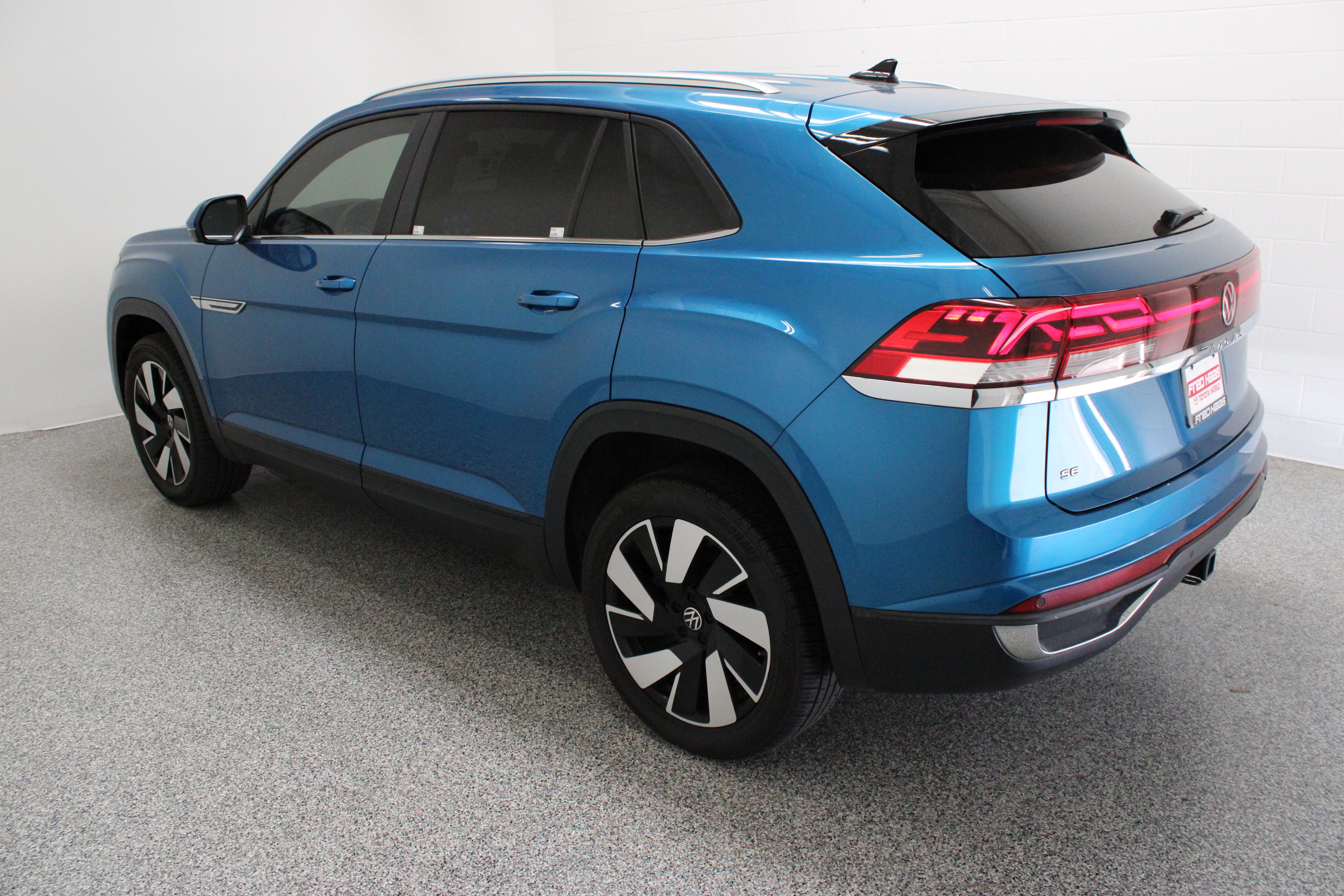 Used 2024 Volkswagen Atlas Cross Sport SE FWD image 9