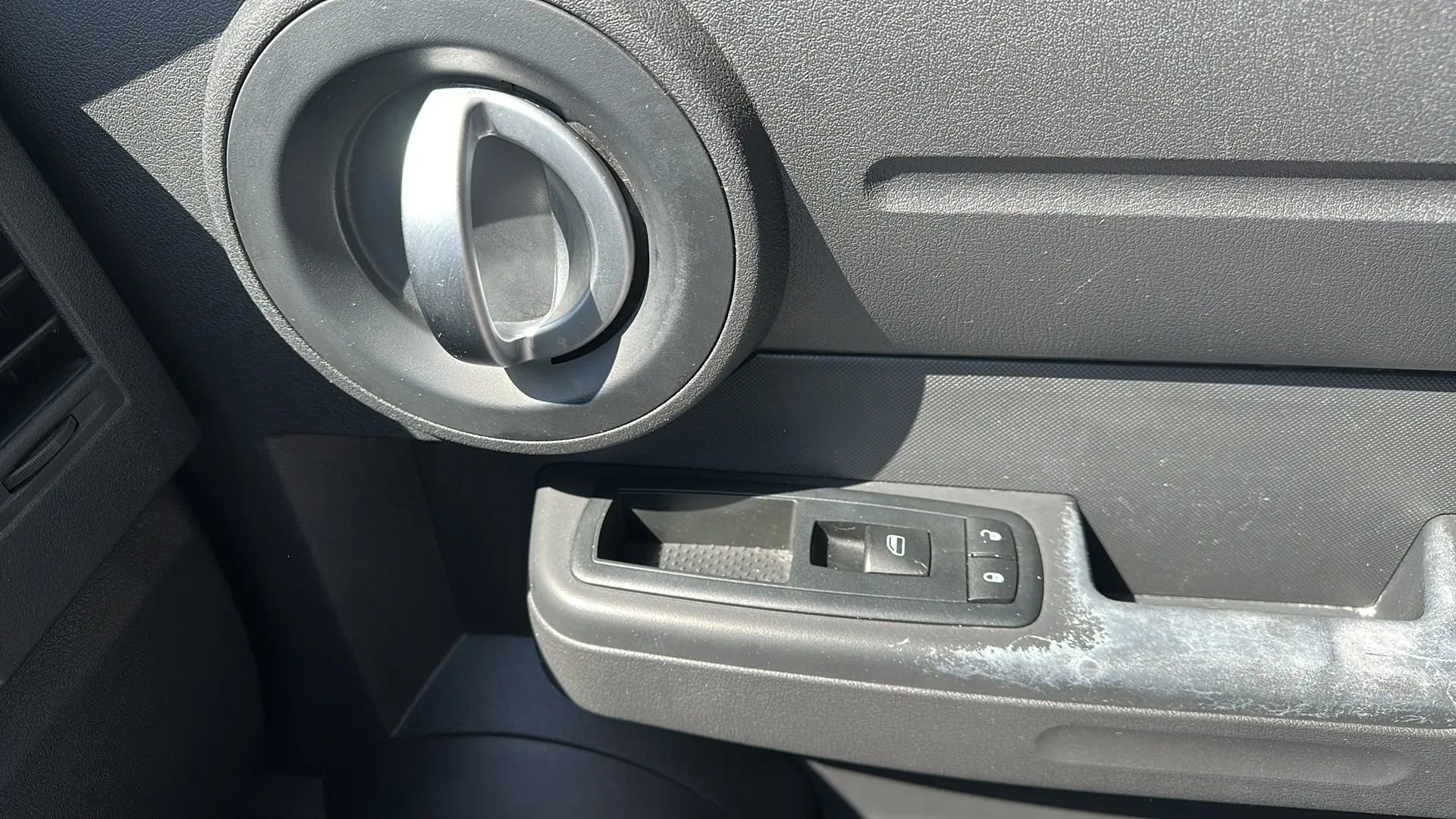 Used 2008 Dodge Nitro SXT image 36