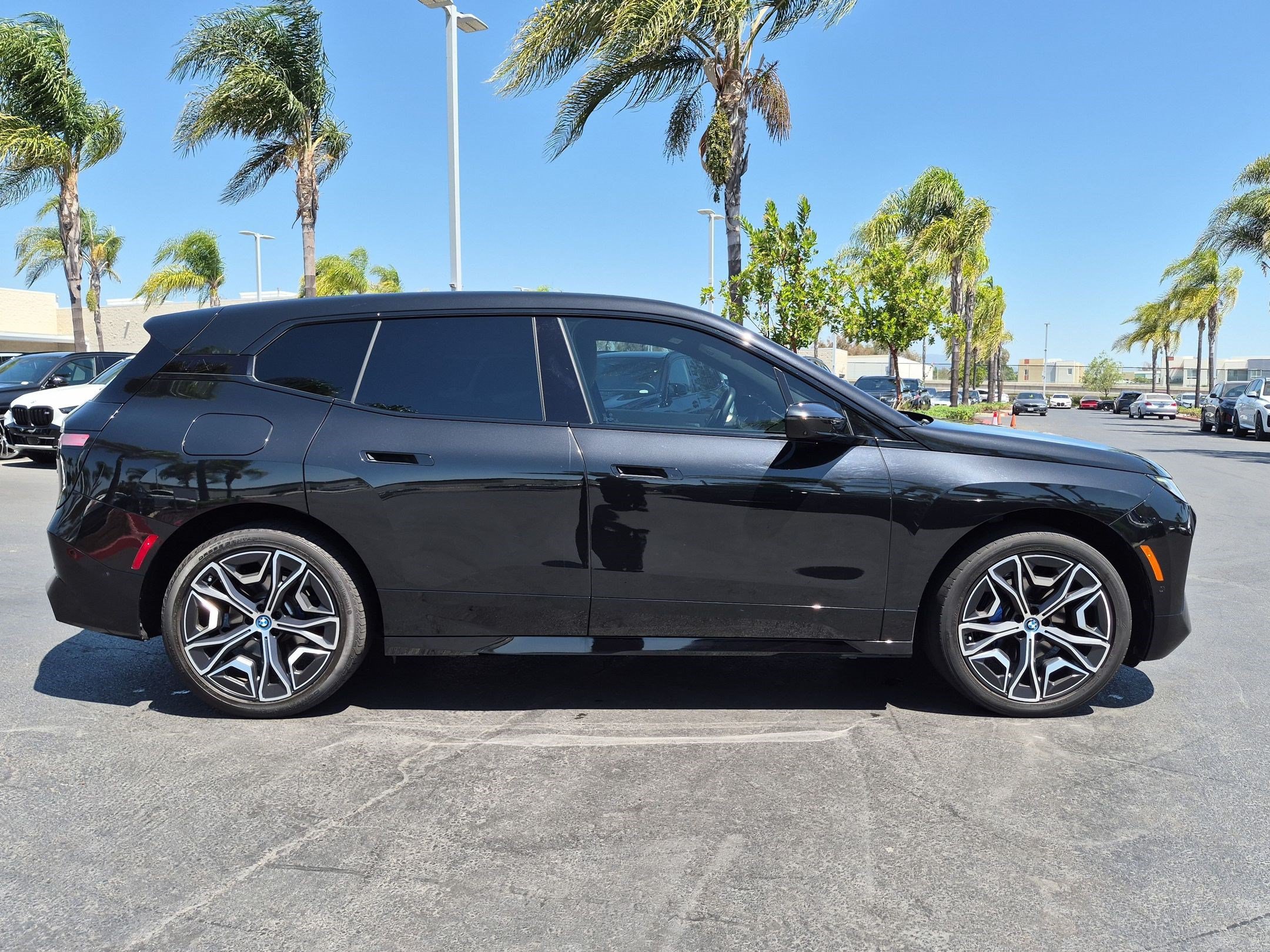 Used 2024 BMW iX xDrive50 w/ Premium Package AWD/4WD image 11