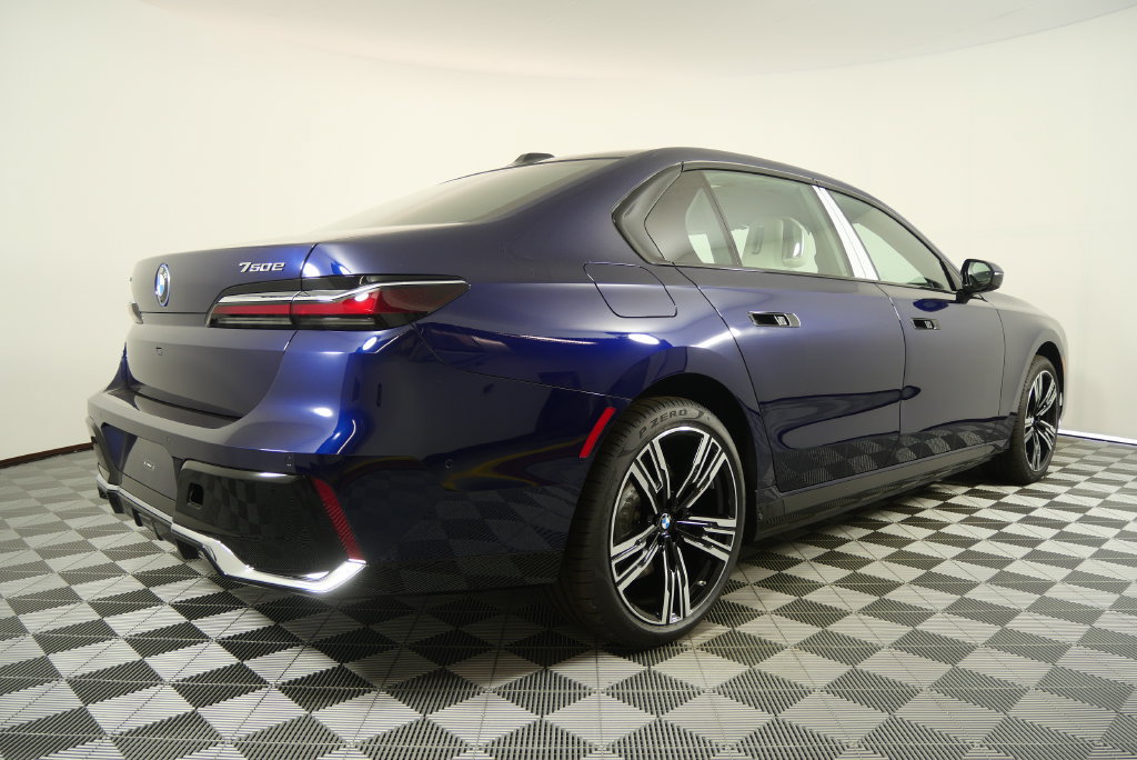 Used 2026 BMW 750e xDrive w/ Executive Package AWD/4WD image 4