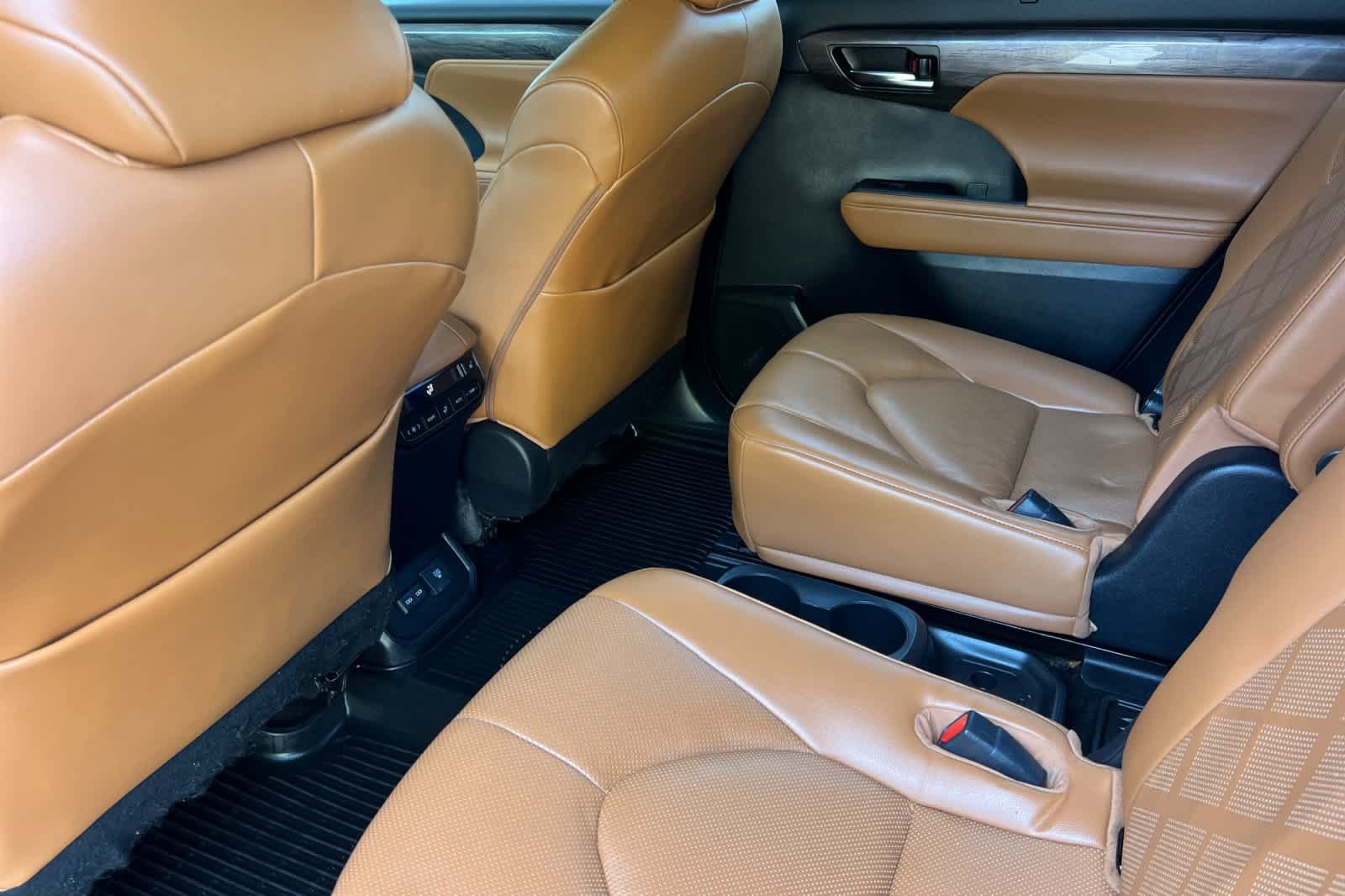 Used 2023 Toyota Highlander Platinum AWD/4WD image 4