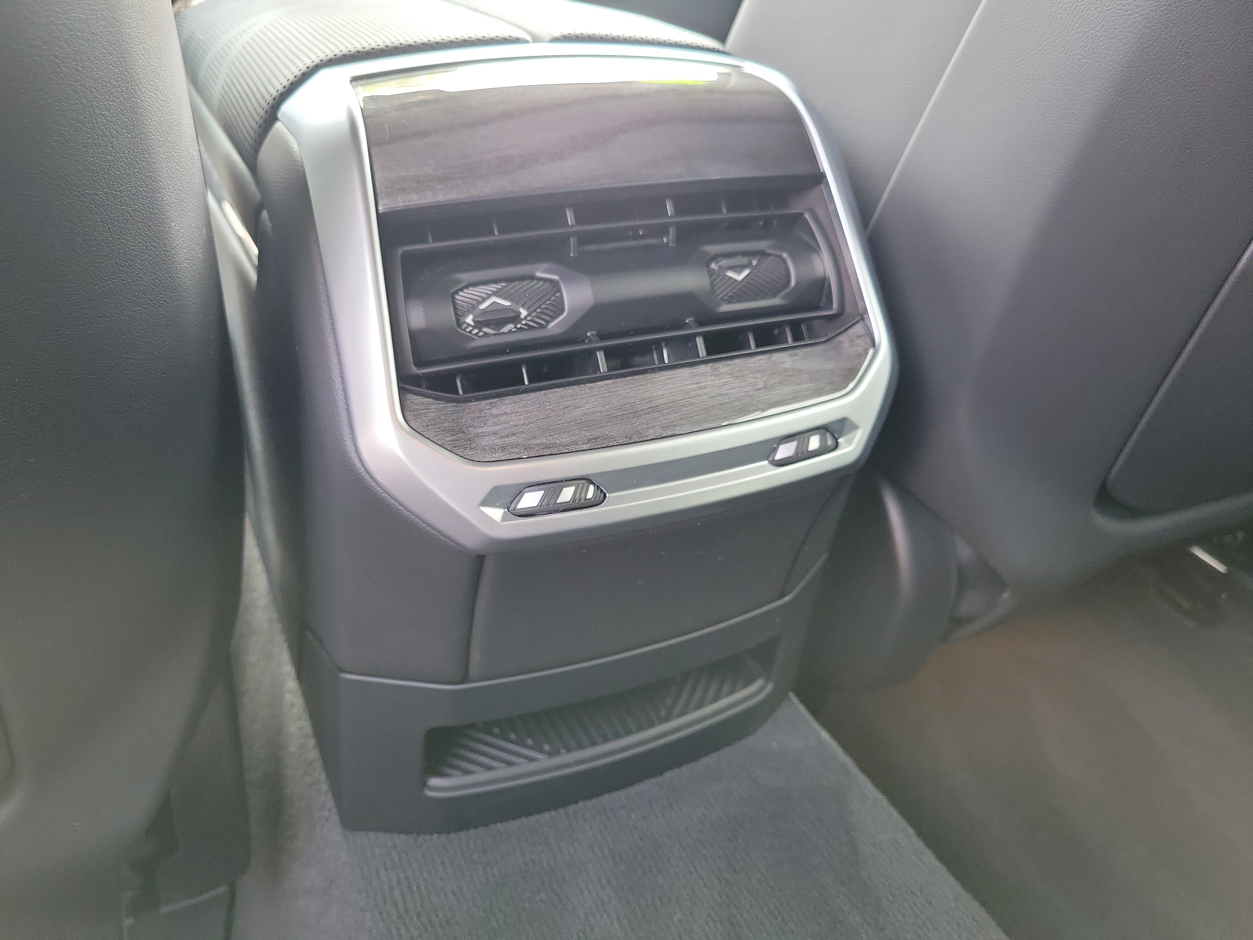 Certified 2024 BMW i7 xDrive60 w/ Executive Package AWD/4WD image 21
