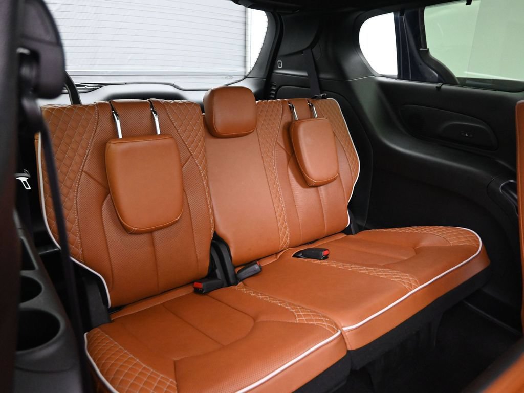Used 2024 Chrysler Pacifica Pinnacle FWD image 15