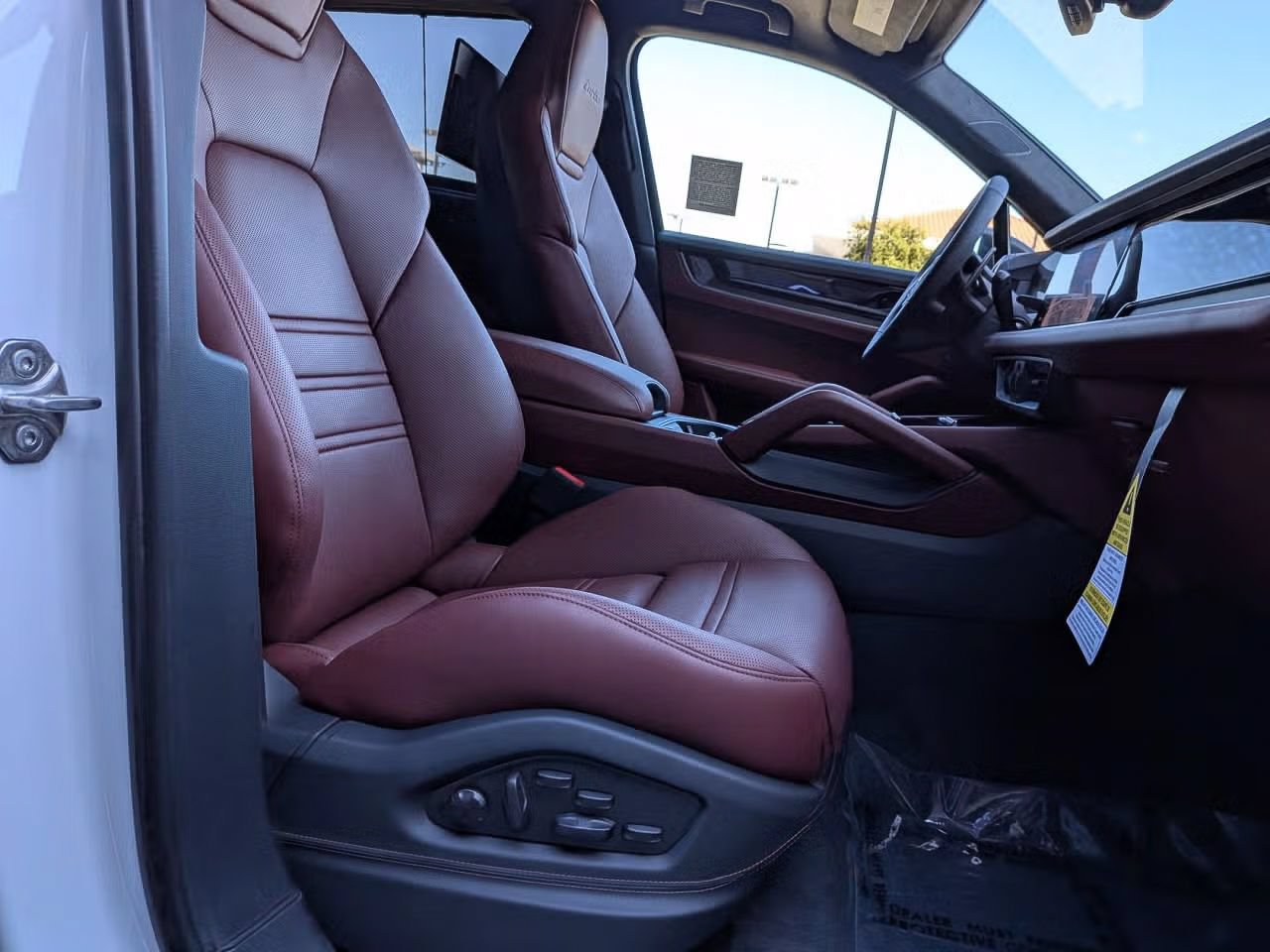 Certified 2025 Porsche Cayenne Turbo AWD/4WD image 25