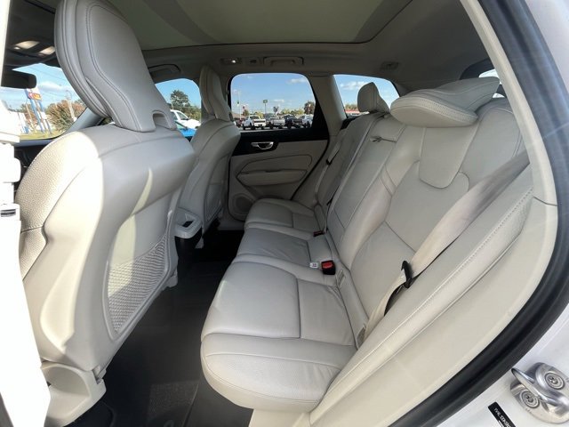 Used 2022 Volvo XC60 B5 Momentum w/ Climate Package image 8