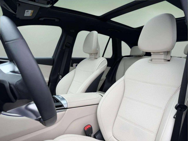 Used 2025 Mercedes-Benz GLC 300 4MATIC image 19