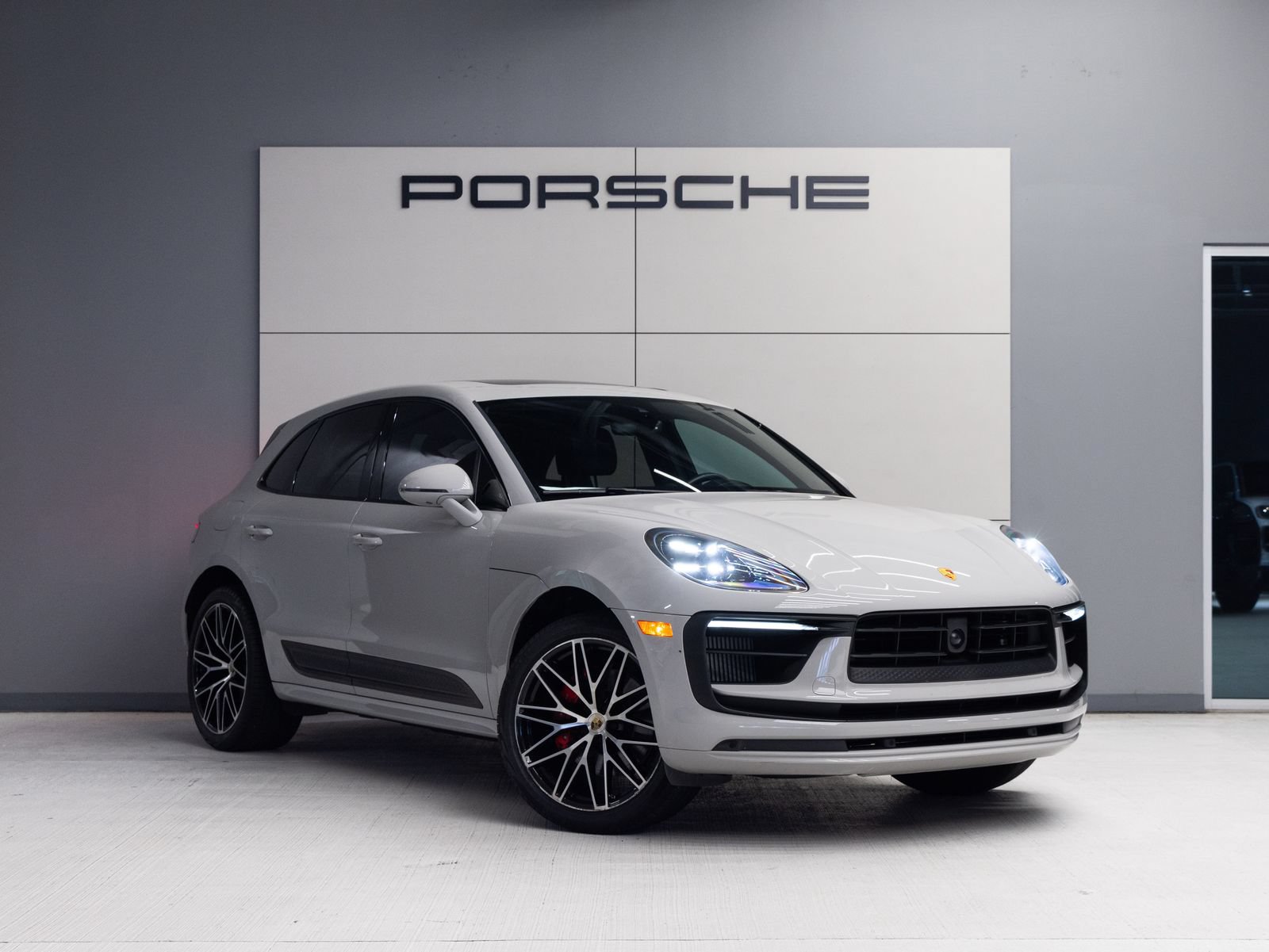 Certified 2023 Porsche Macan S AWD/4WD image 9