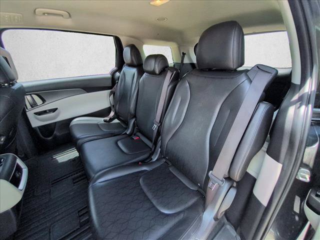 Used 2023 Kia Carnival LX FWD image 16