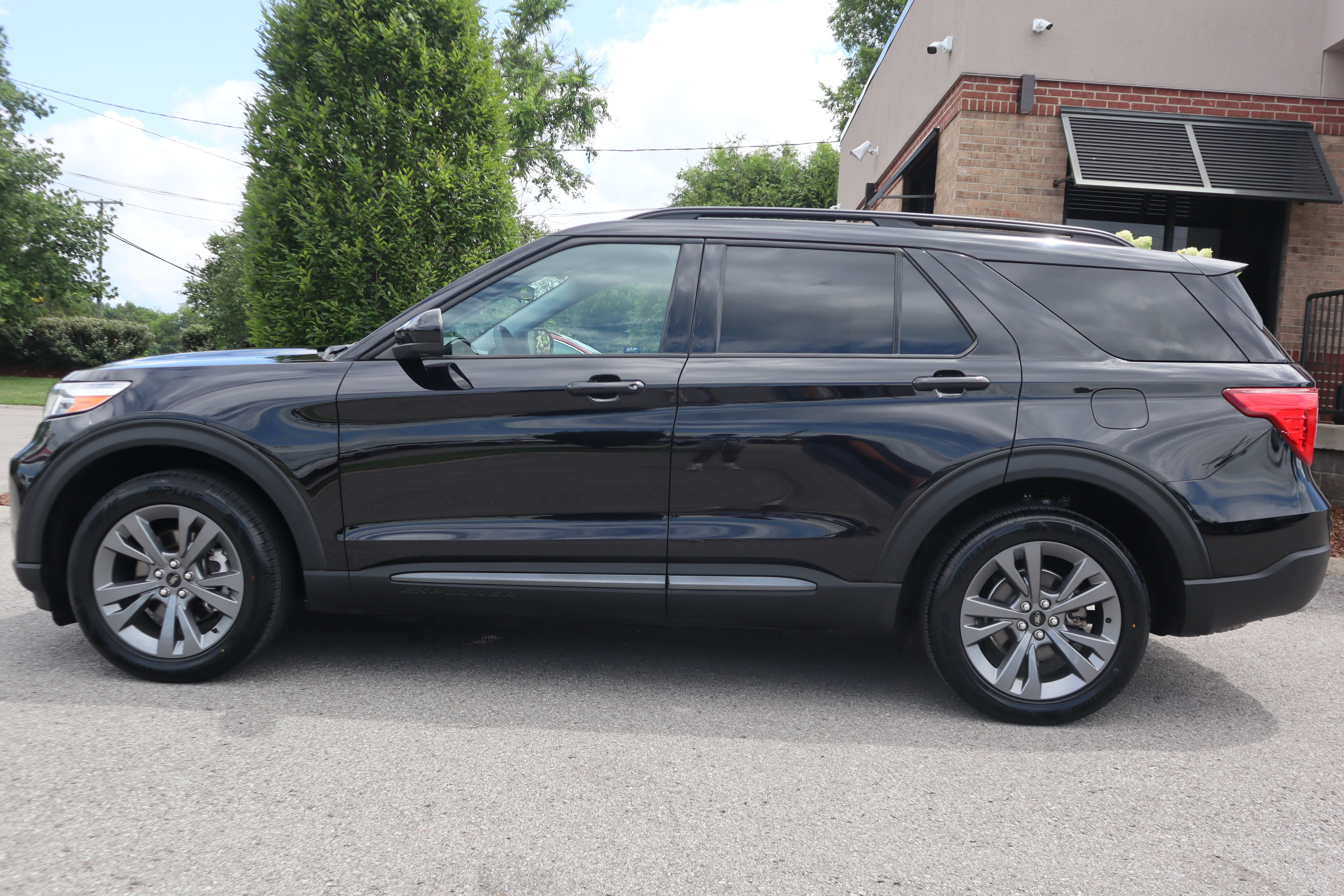 Used 2022 Ford Explorer XLT w/ Equipment Group 202A AWD/4WD image 10