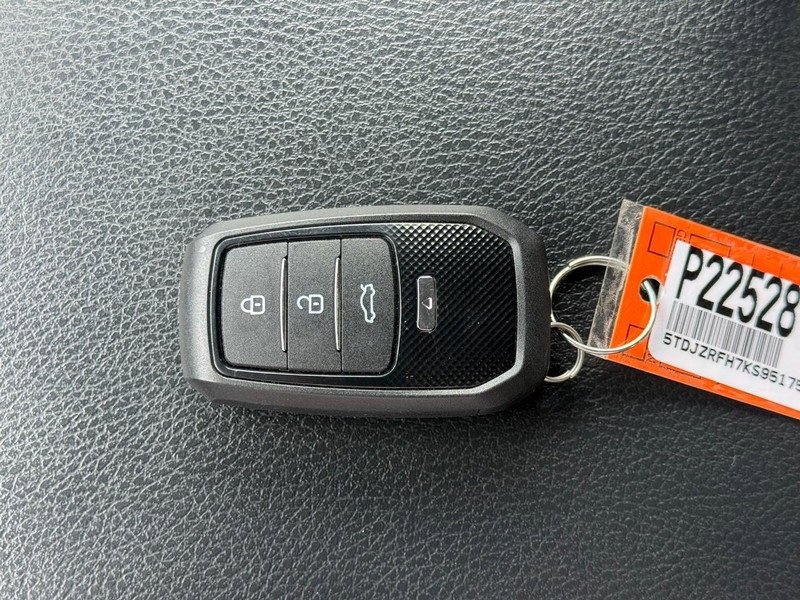 Used 2019 Toyota Highlander SE image 26