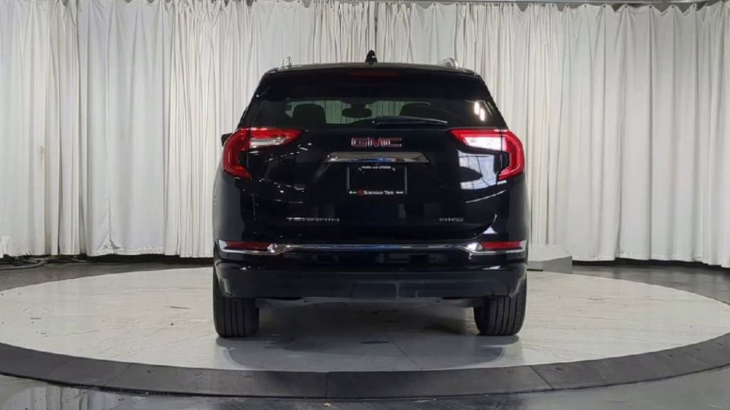 Used 2024 GMC Terrain Denali w/ Denali Premium Package AWD/4WD image 7