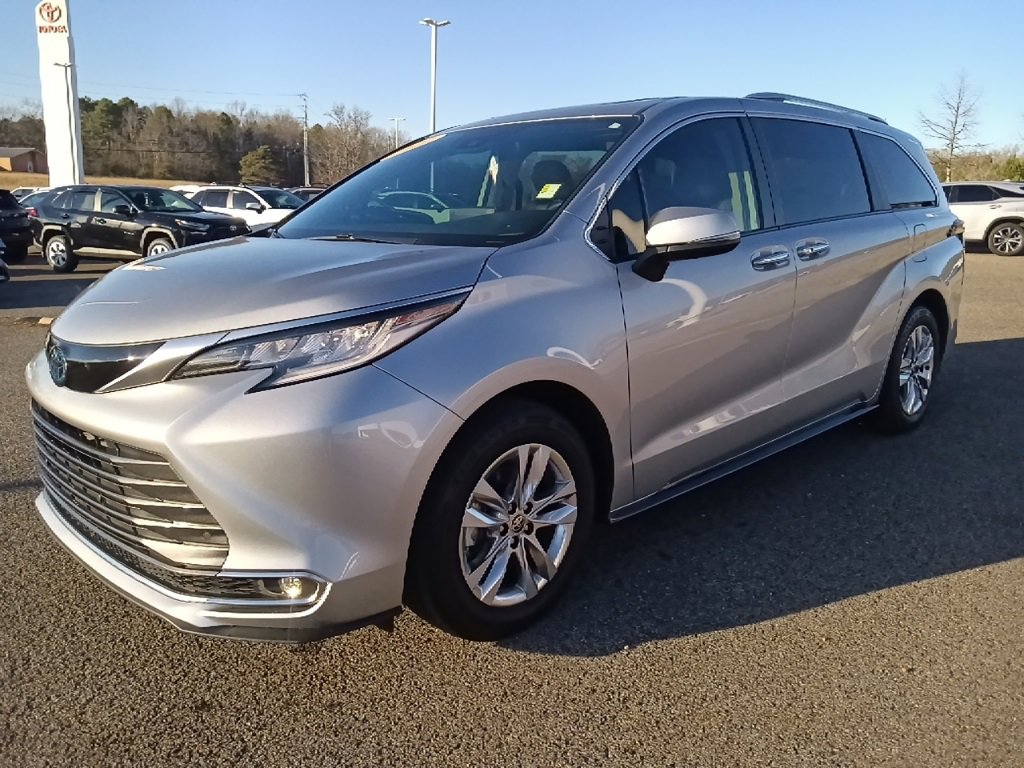 Used 2022 Toyota Sienna Limited image 7