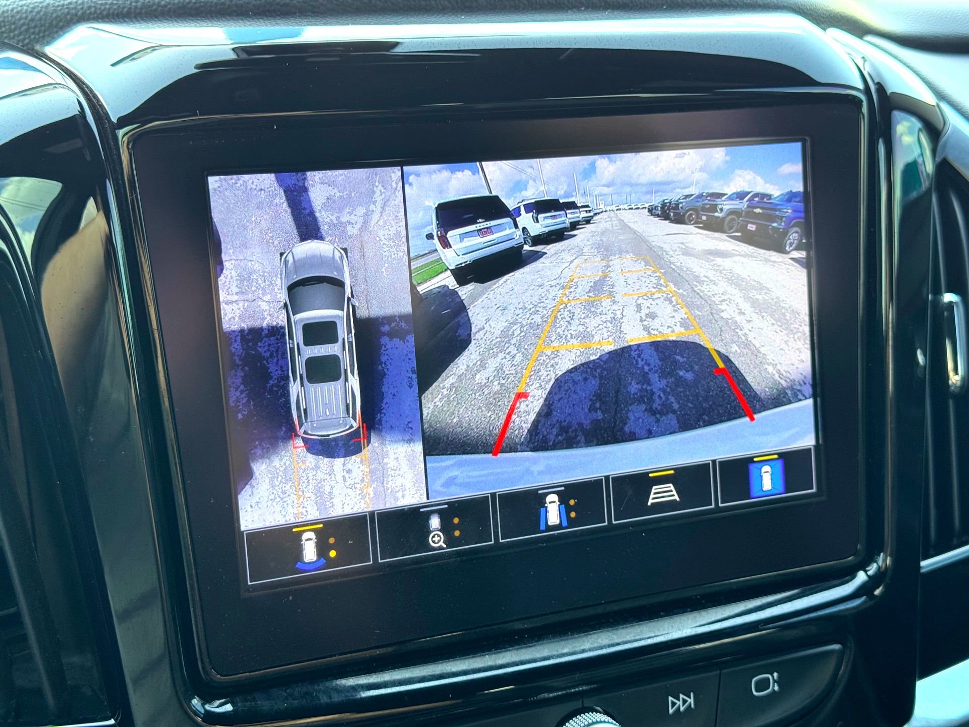 Used 2022 Chevrolet Traverse RS w/ LPO, Floor Liner Package FWD image 29