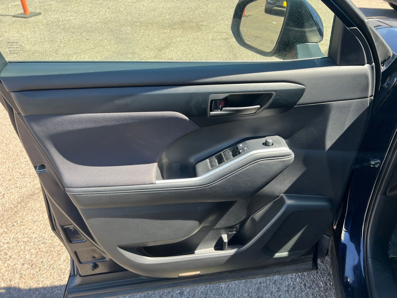 Used 2025 Toyota Highlander LE image 20