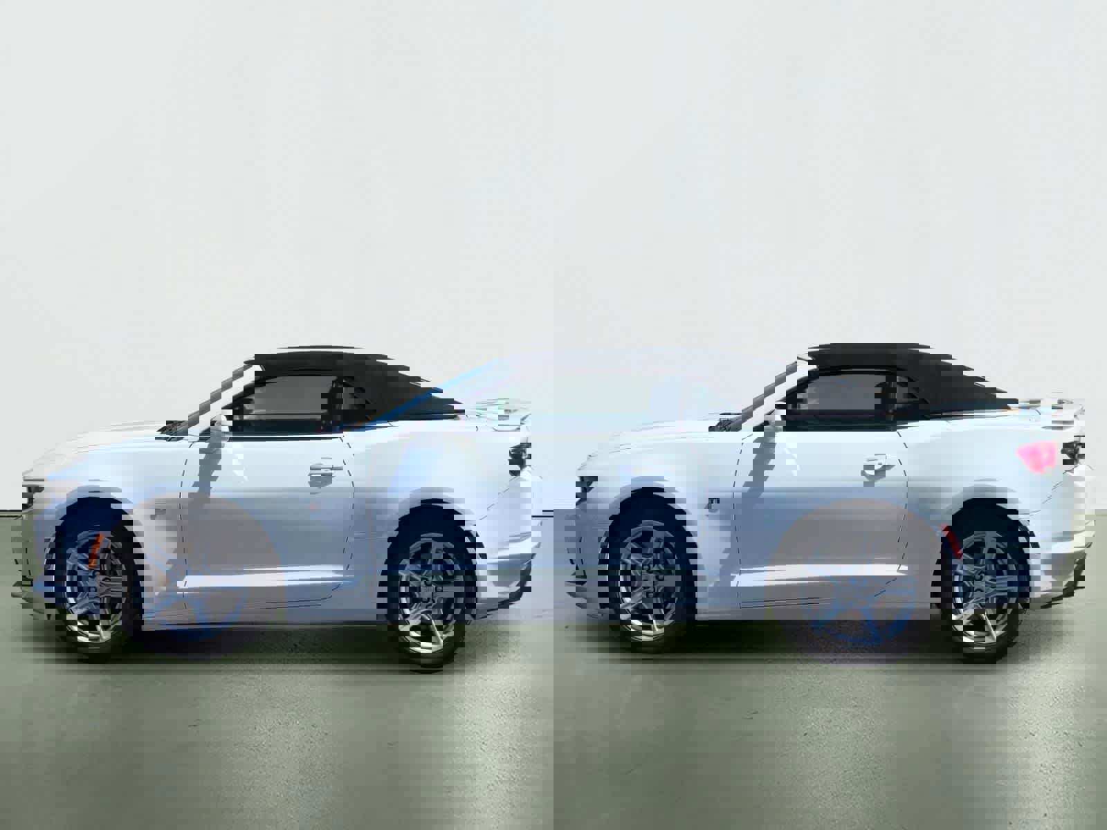 Used 2023 Chevrolet Camaro LT RWD image 4