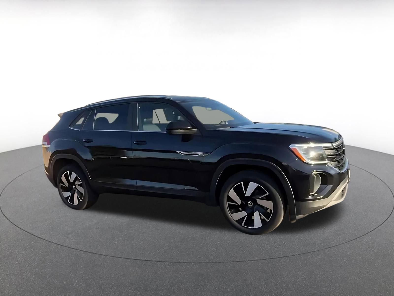 Used 2025 Volkswagen Atlas Cross Sport SE FWD image 2