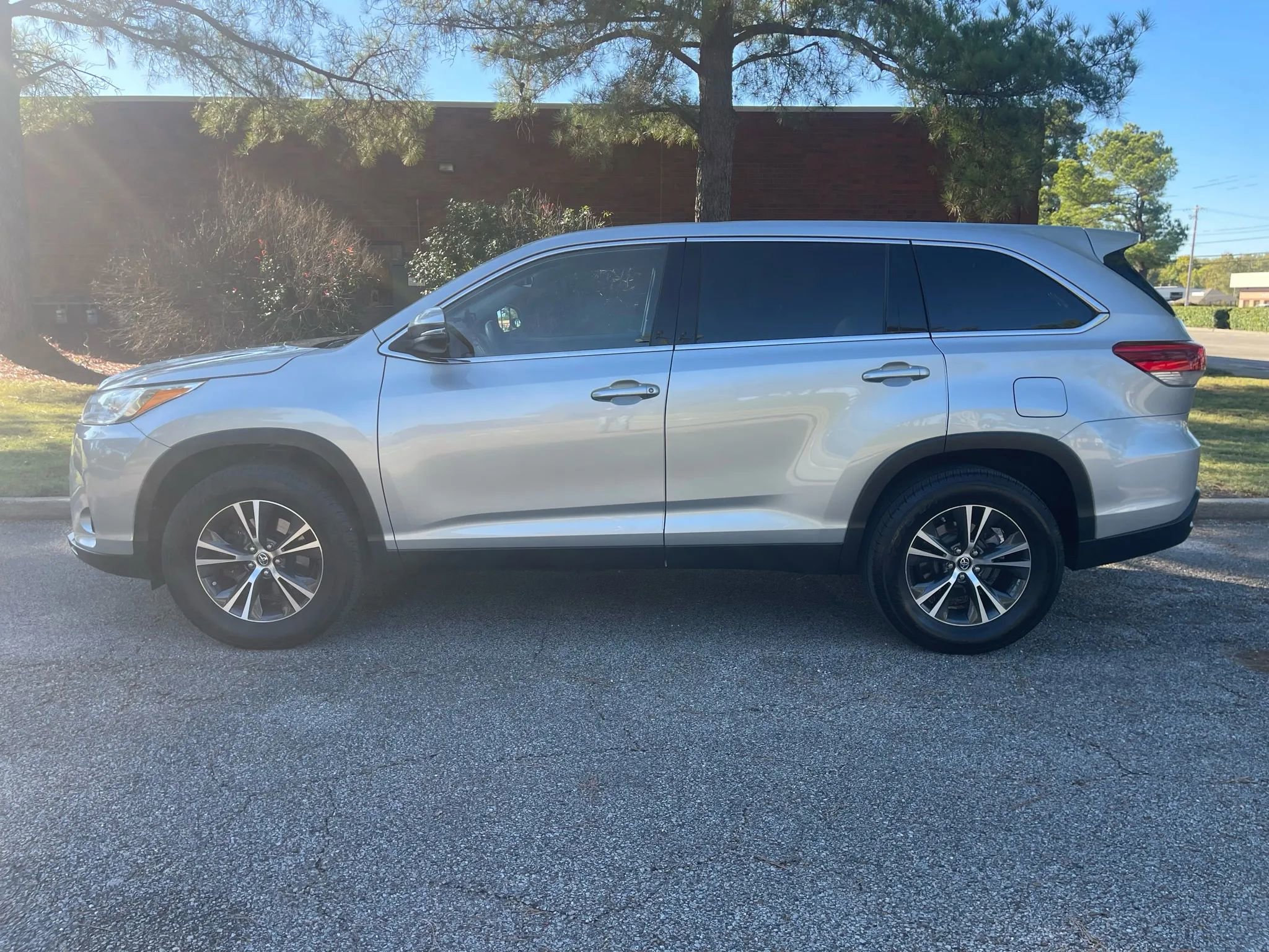 Used 2019 Toyota Highlander LE image 2