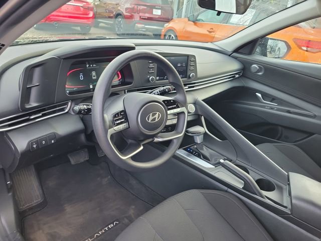 Used 2025 Hyundai Elantra SE FWD image 11