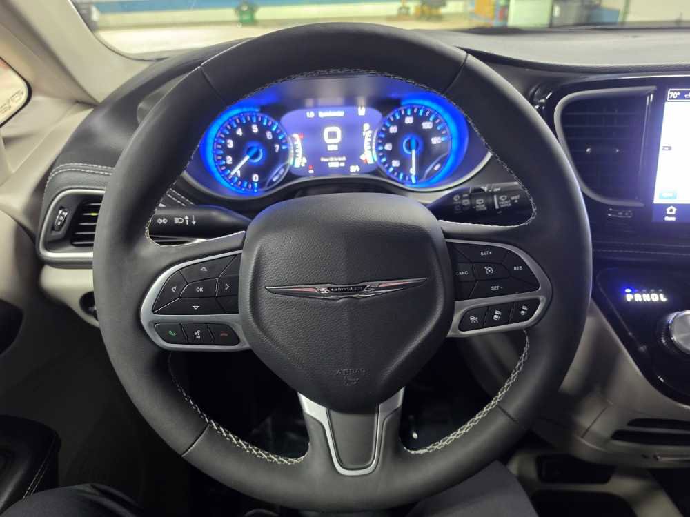 Used 2024 Chrysler Pacifica Touring-L image 18