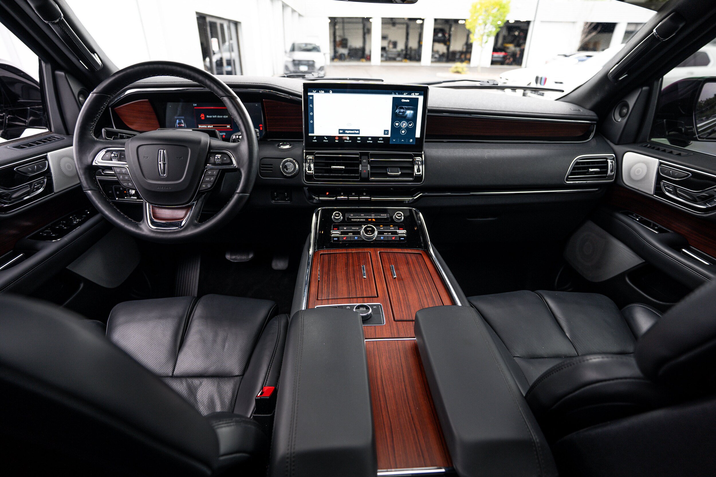 Used 2023 Lincoln Navigator Reserve AWD/4WD image 7