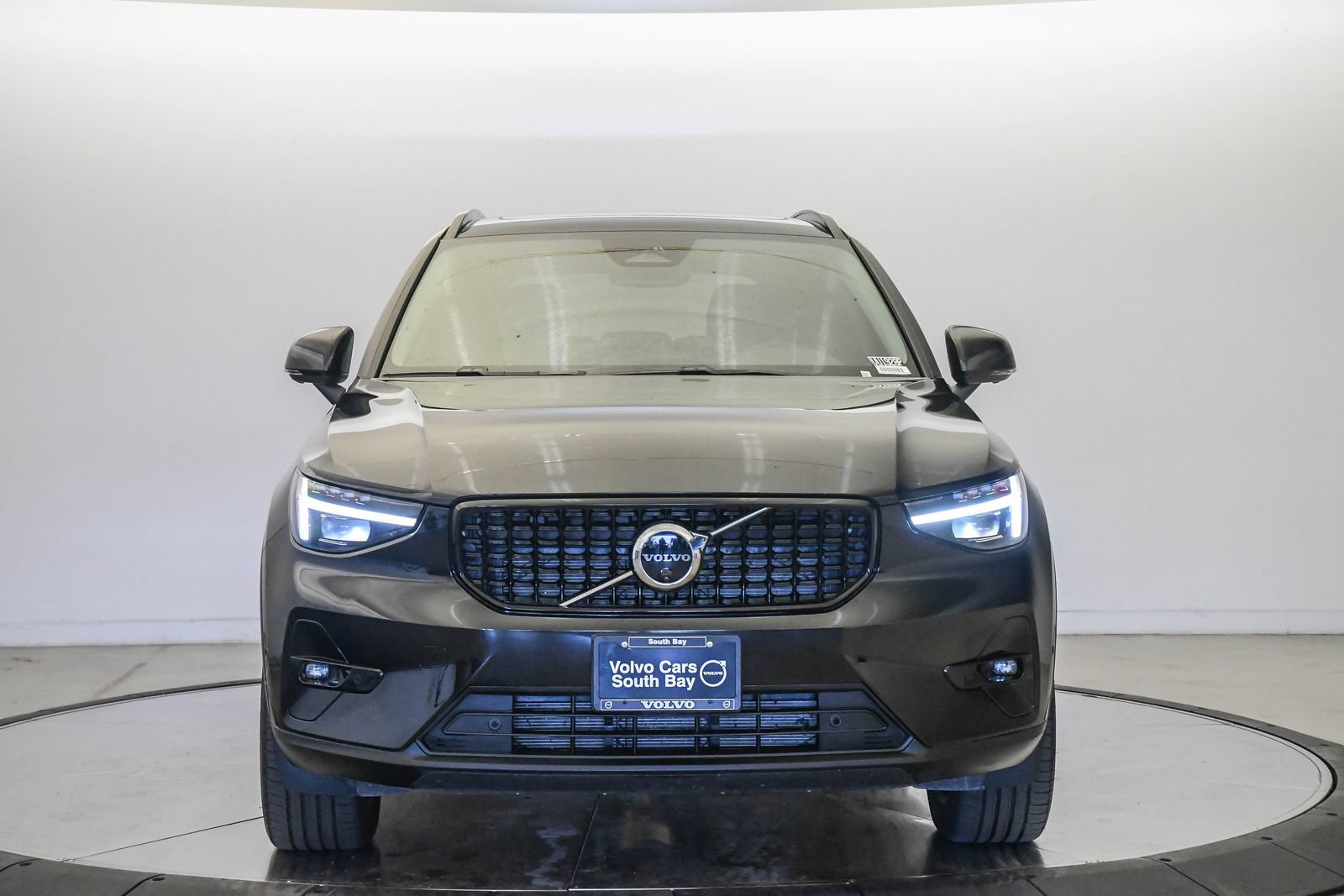 Certified 2026 Volvo XC40 B5 Plus AWD/4WD image 6