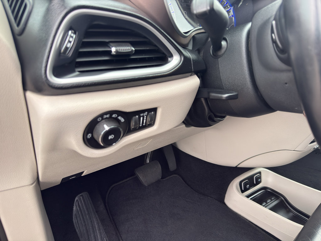 Used 2017 Chrysler Pacifica Touring-L image 13