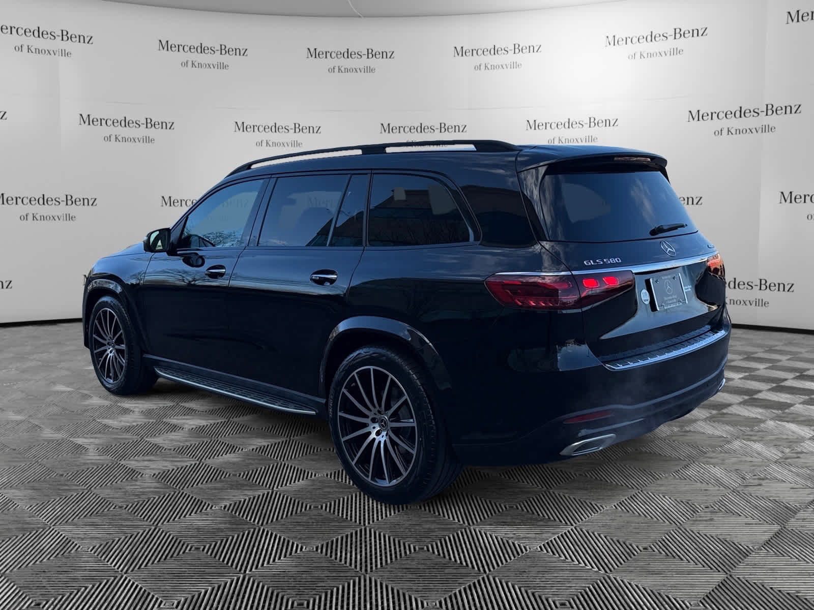 Used 2025 Mercedes-Benz GLS 580 4MATIC image 2