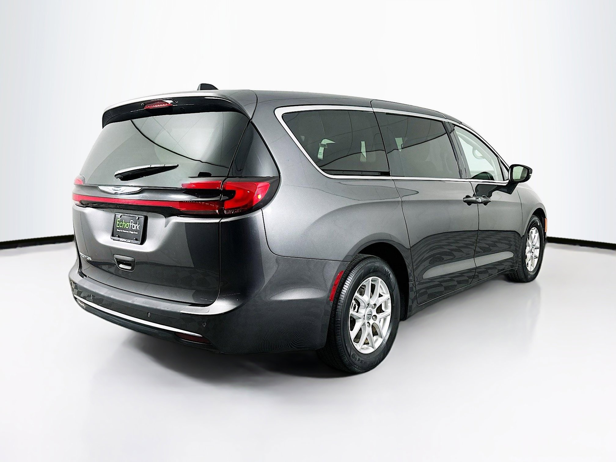 Used 2023 Chrysler Pacifica Touring-L image 9