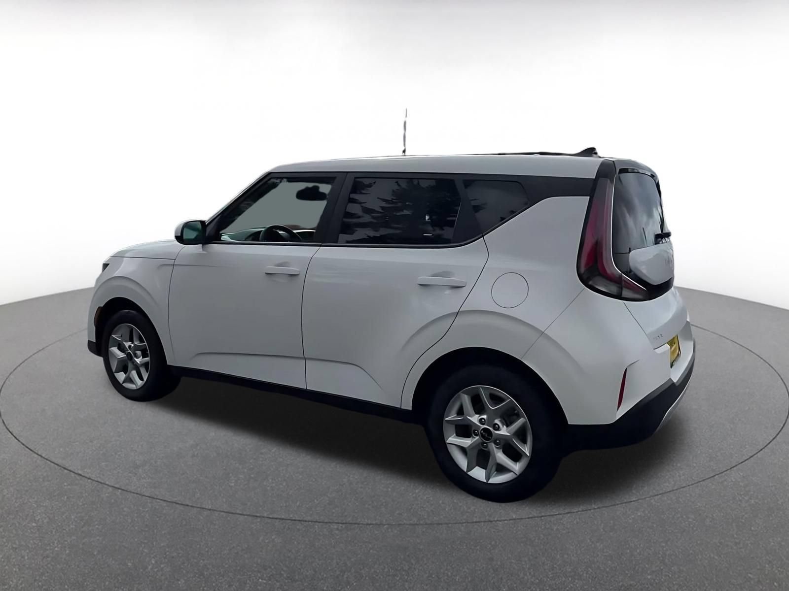 Used 2025 Kia Soul LX w/ LX Technology Package FWD image 9