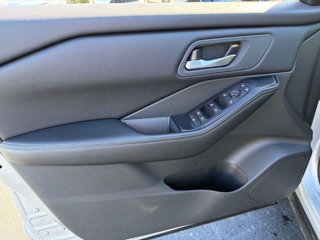 Used 2025 Nissan Rogue SV AWD/4WD image 25
