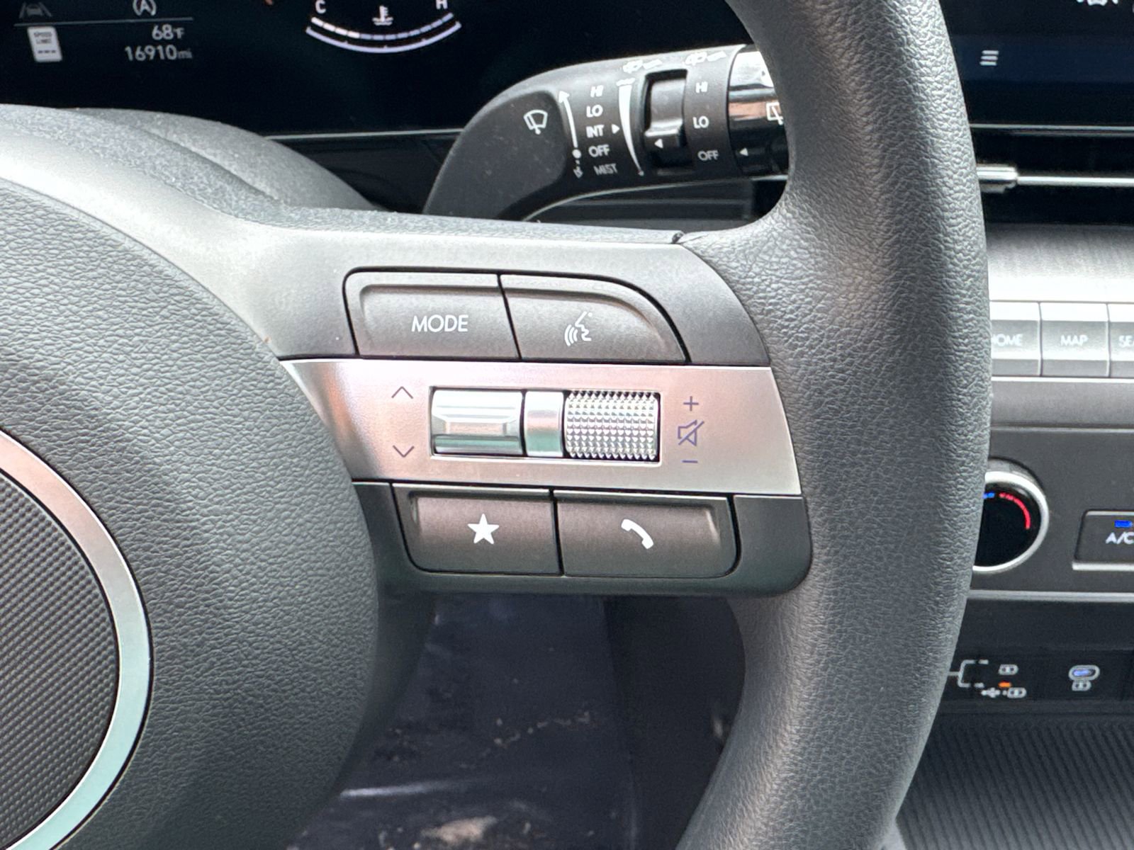 Used 2025 Hyundai Kona SE image 26