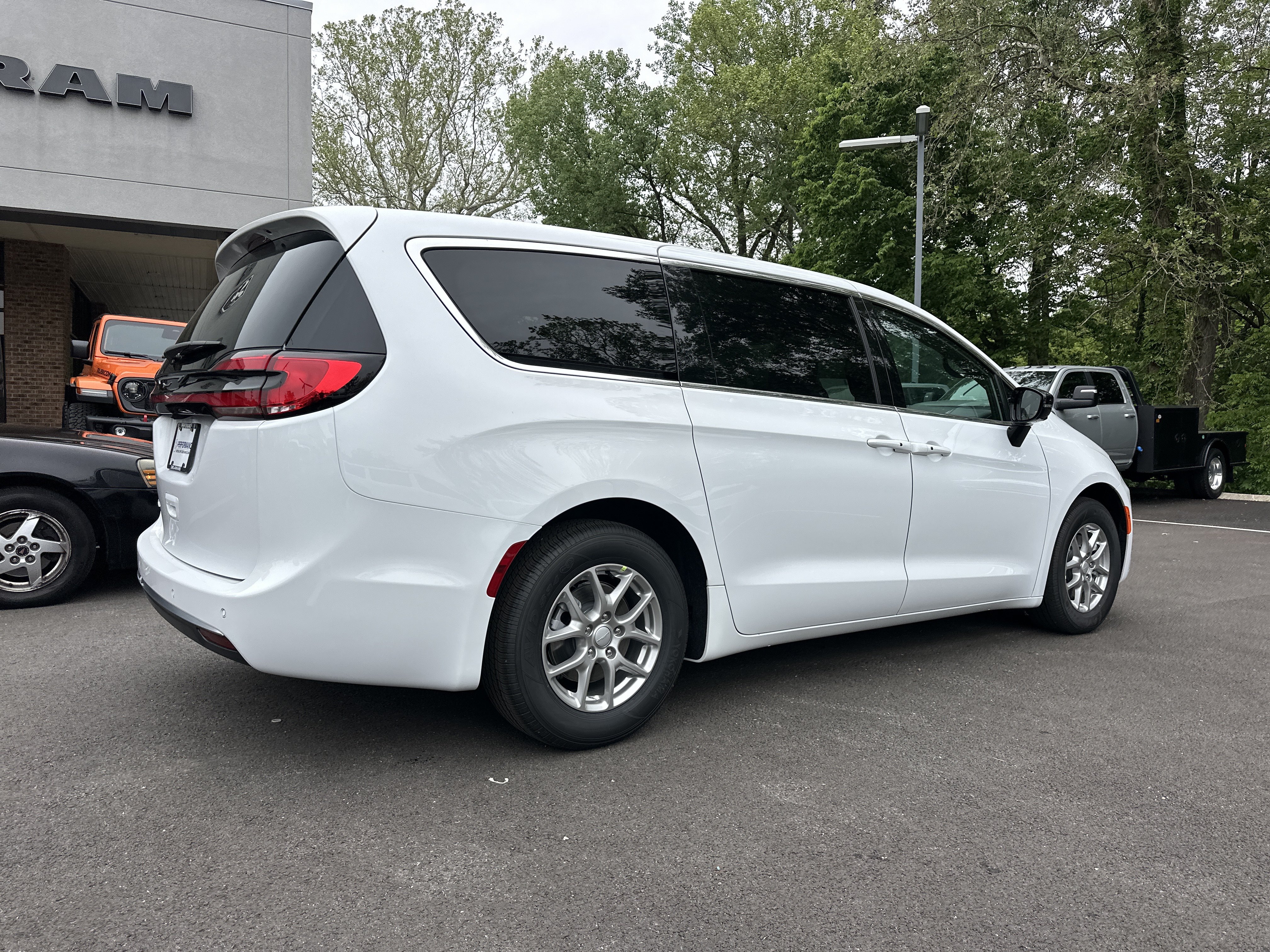 New 2027 Chrysler Pacifica Select w/ Family Tech Group FWD image 14