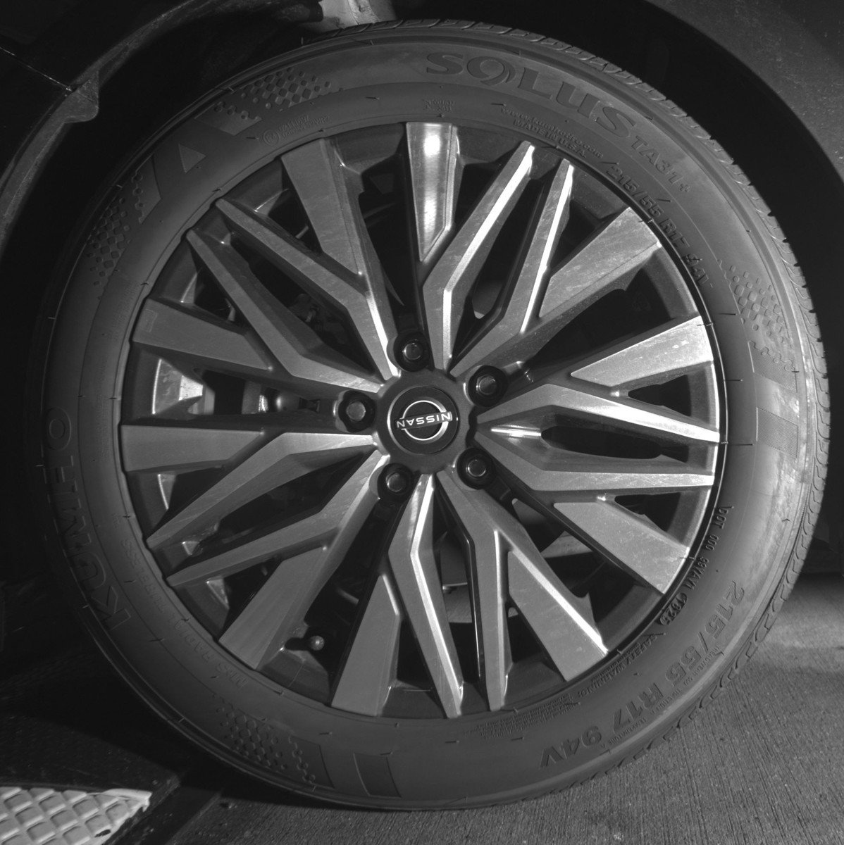 Used 2025 Nissan Altima 2.5 SV FWD image 14