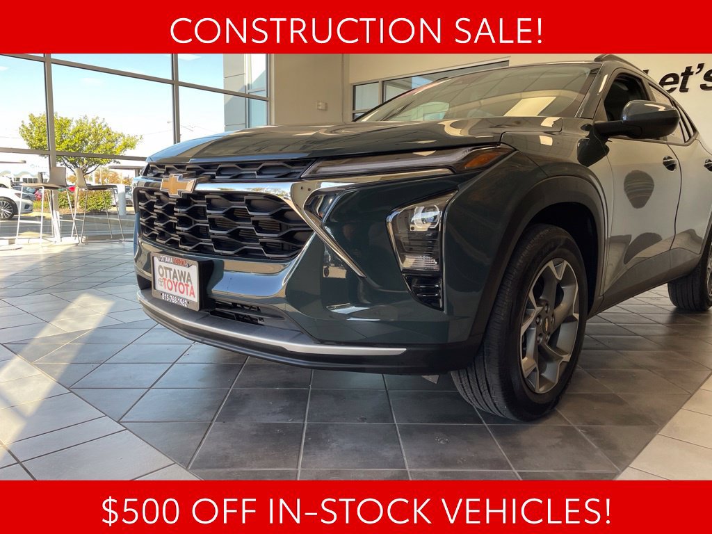 Used 2025 Chevrolet Trax LT FWD image 14