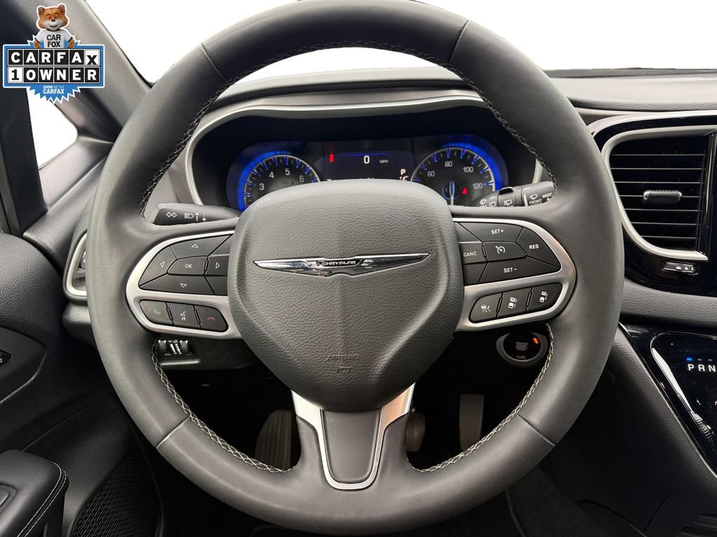 Certified 2025 Chrysler Pacifica Select FWD image 11