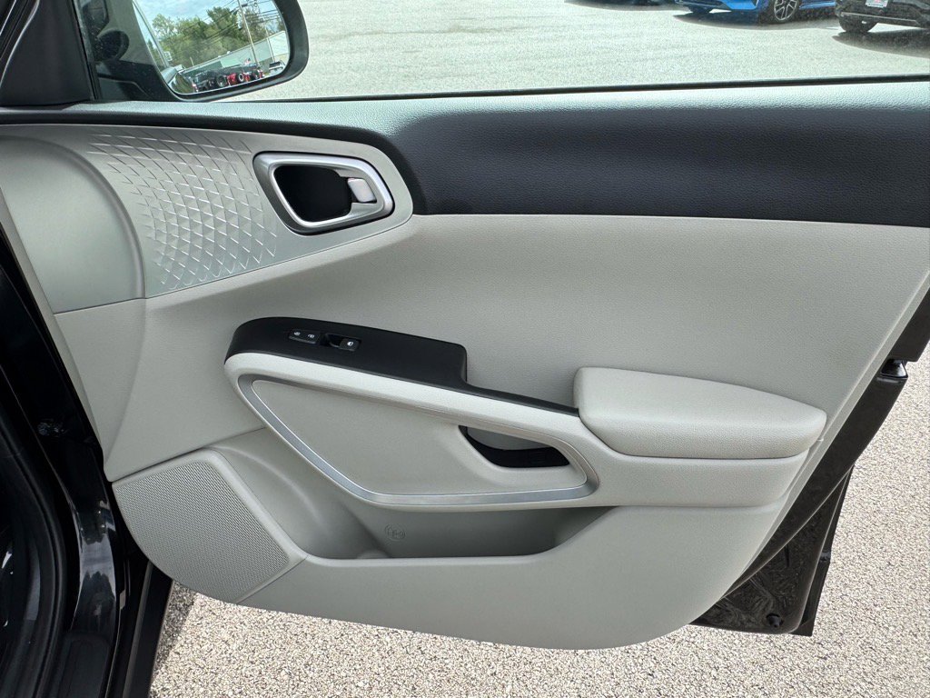 Used 2023 Kia Soul LX w/ LX Technology Package image 29