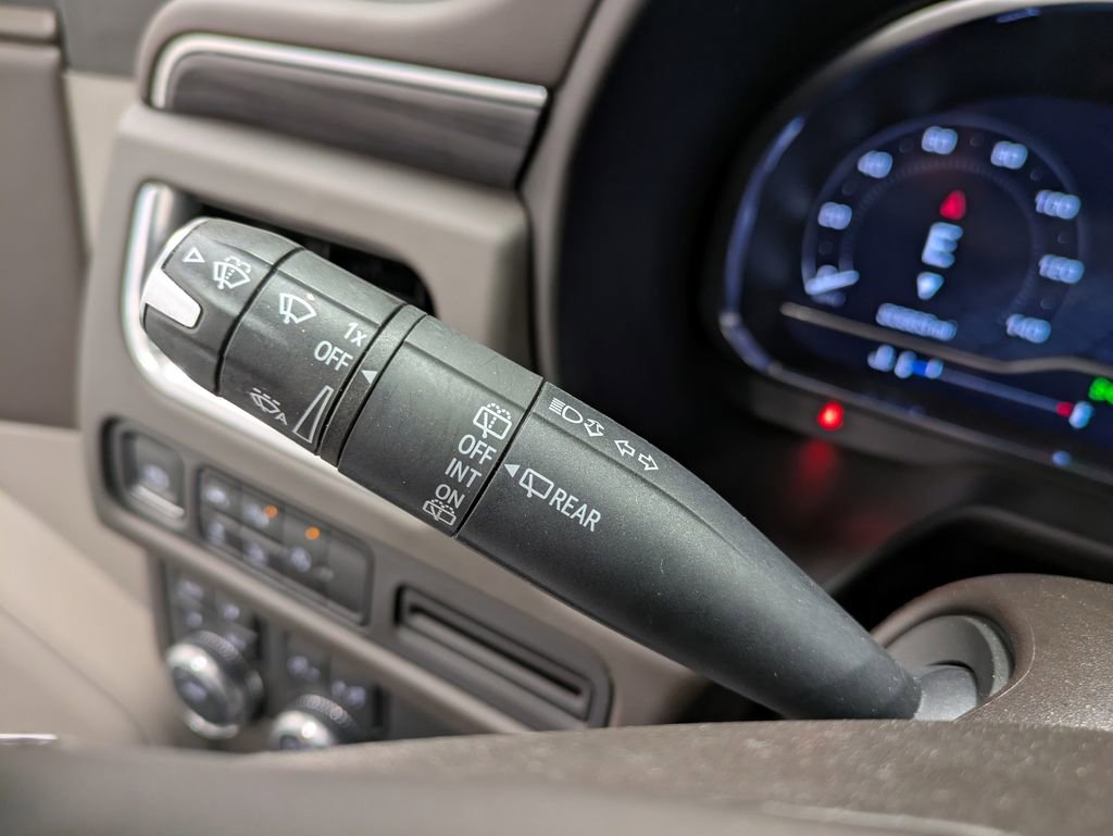 Used 2023 GMC Yukon SLT w/ SLT Premium Package image 18