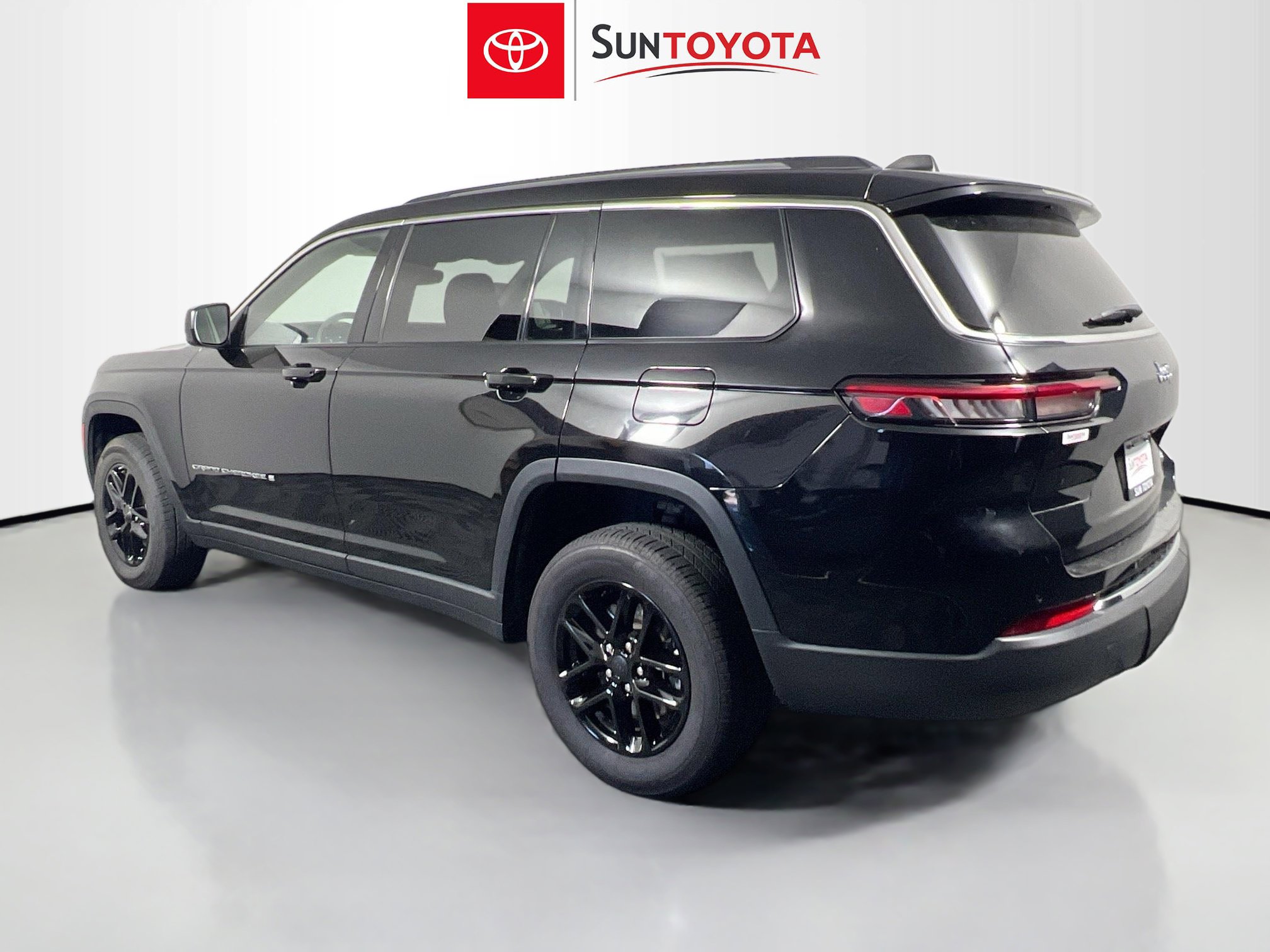 Used 2023 Jeep Grand Cherokee L Laredo RWD image 6