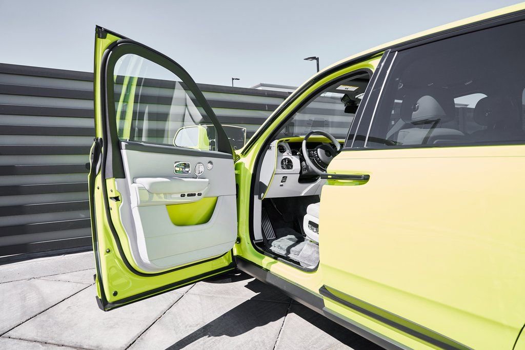 Used 2024 Rolls-Royce Cullinan image 40