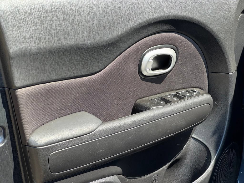 Used 2016 Kia Soul + FWD image 9