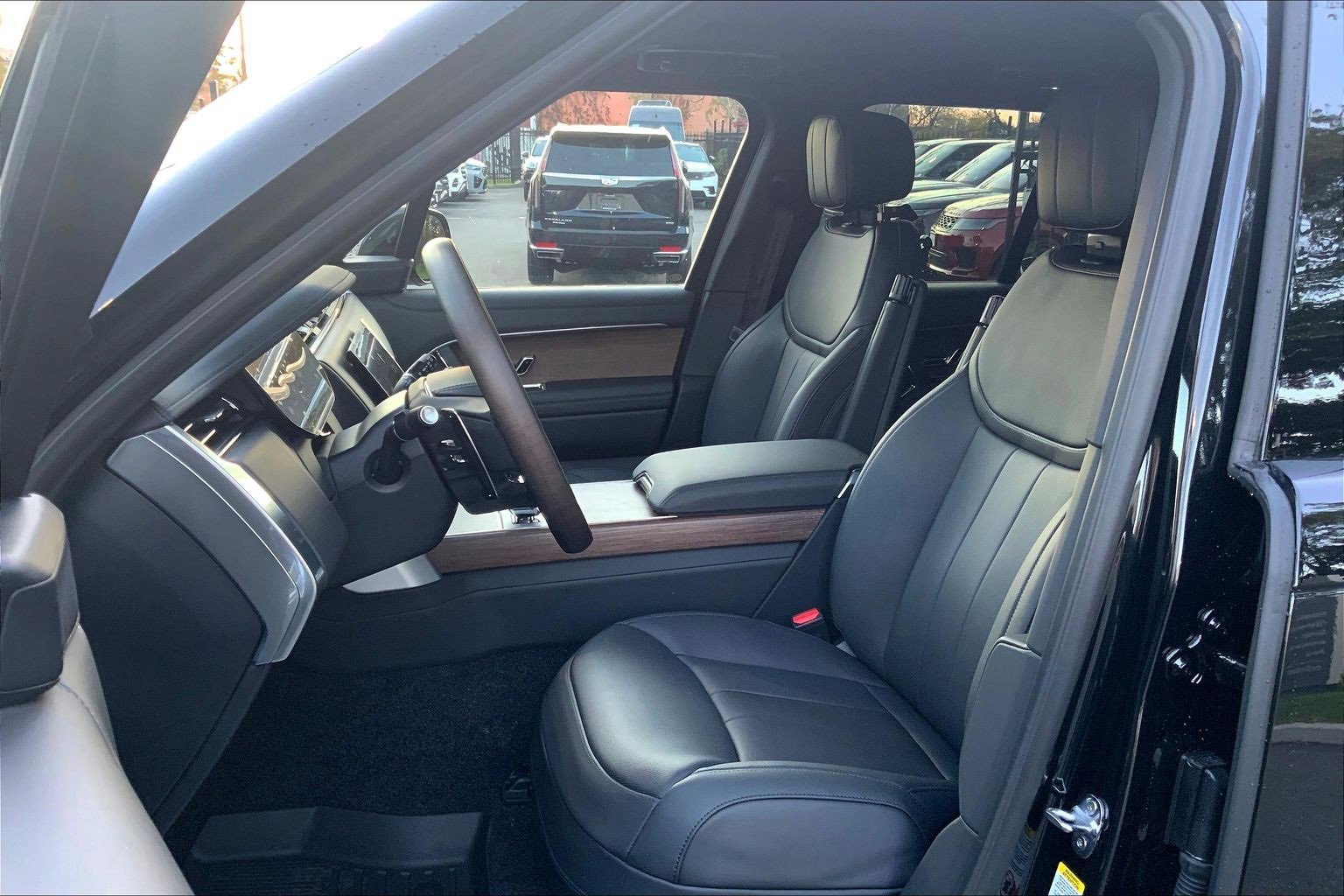 New 2025 Land Rover Range Rover SE image 9